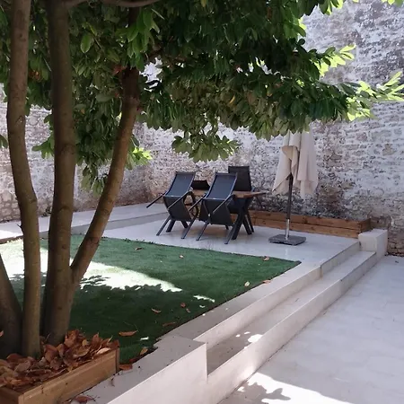 Le Jardin Niortais - Hyper Centre- Proche Gare - Paisible - Grand Jardin Privé, Wifi Hd -netflix *