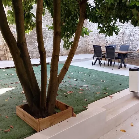 Le Jardin Niortais - Hyper Centre- Proche Gare - Paisible - Grand Jardin Privé, Wifi Hd -netflix